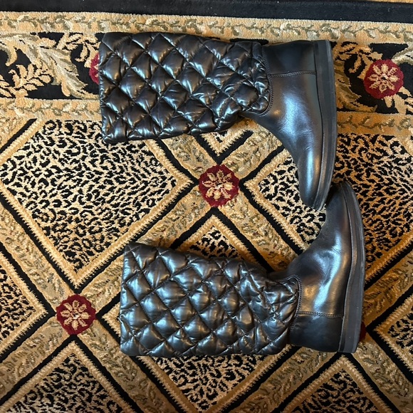 Authentic Moncler boots size 8 - Picture 1 of 1